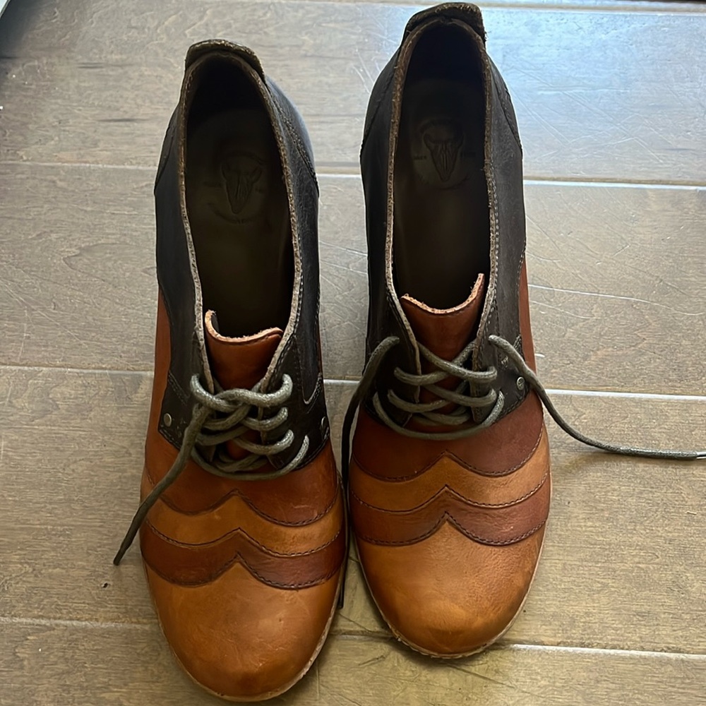 FRYE leather lace-up ankle bootie